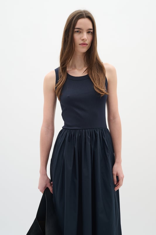 Slim fit,Hohe Taille,Knöchellänge,Ärmellos  Schonwäsche 30°, Nicht bleichen, Nicht im Trockner trocknen, Tropnass aufhängen, Kalt bügeln max. 110° C, Nicht trockenreinigen  100% Baumwolle