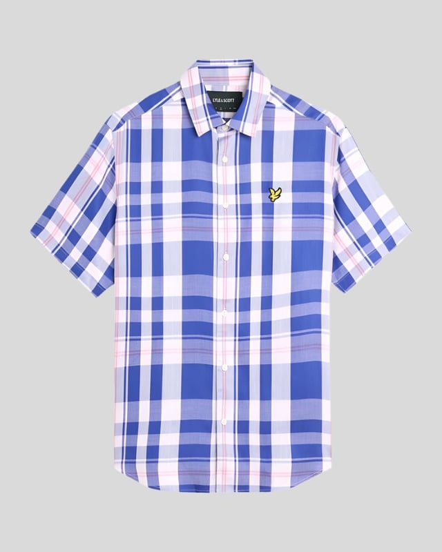 Wir präsentieren das Oversized-Kurzarmhemd im Tartan-Stil, eine elegante Ergänzung unserer Legacy-Kollektion kurzärmeliger Webhemden. Dieses aus 100 % Tencel gefertigte Hemd verkörpert mit seinem luxuriösen Stoff und der modernen Oversize-Passform Raffinesse und ist damit ein unverzichtbares Statement für den anspruchsvollen Gentleman. - Material: 100 % Tencel für ein weiches, atmungsaktives Tragegefühl - Passform: Oversize für entspannten Komfort - Logo-Branding: Dezente Details verstärken die Authentizität - Styling-Vielseitigkeit: Perfekt für legere Ausflüge oder anspruchsvolles Lagen-Look - Funktionalität: Leicht und atmungsaktiv, ideal für die wärmeren Monate  Erweitern Sie Ihre Frühlingskollektion für Herren mit diesem raffinierten Hemd, das Komfort und Eleganz nahtlos vereint.
