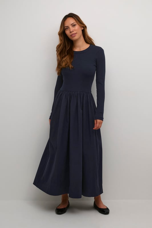 Slim fit,Halfhoge taille,Enkel lengte,Lange mouwen  Fijne was 30°, niet bleken, niet in de droger drogen, Druipnat ophangen, koud strijken max. 110° C, Niet droog reinigen  100% Katoen