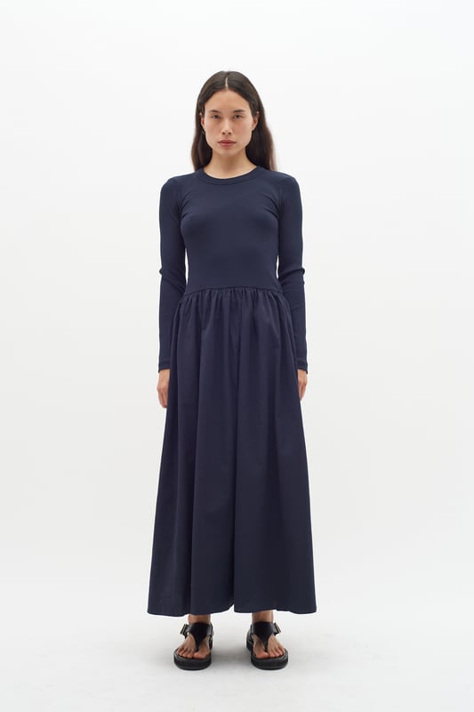Slim fit,Halfhoge taille,Enkel lengte,Lange mouwen  Fijne was 30°, niet bleken, niet in de droger drogen, Druipnat ophangen, koud strijken max. 110° C, Niet droog reinigen  100% Katoen