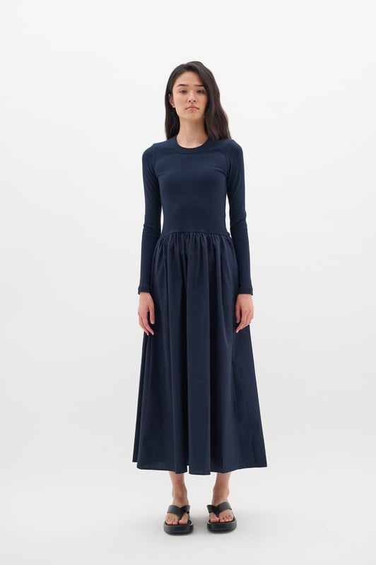 Slim fit,Halfhoge taille,Enkel lengte,Lange mouwen  Fijne was 30°, niet bleken, niet in de droger drogen, Druipnat ophangen, koud strijken max. 110° C, Niet droog reinigen  100% Katoen