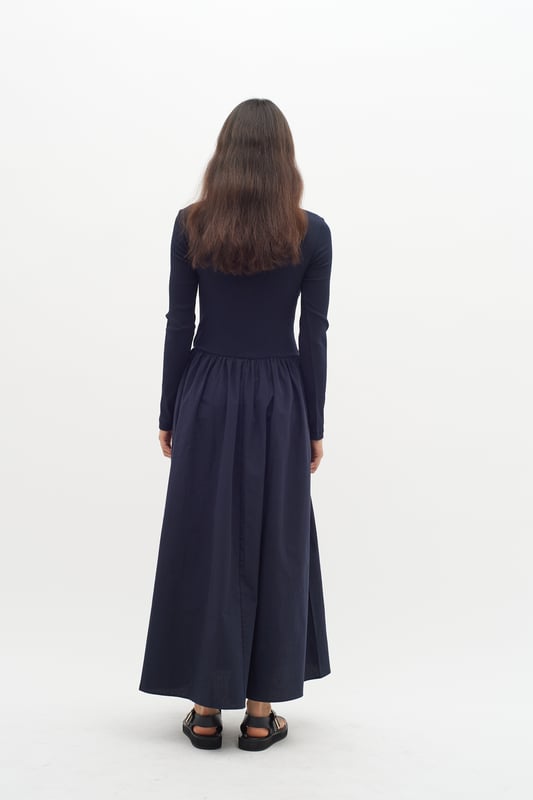Slim fit,Halfhoge taille,Enkel lengte,Lange mouwen  Fijne was 30°, niet bleken, niet in de droger drogen, Druipnat ophangen, koud strijken max. 110° C, Niet droog reinigen  100% Katoen