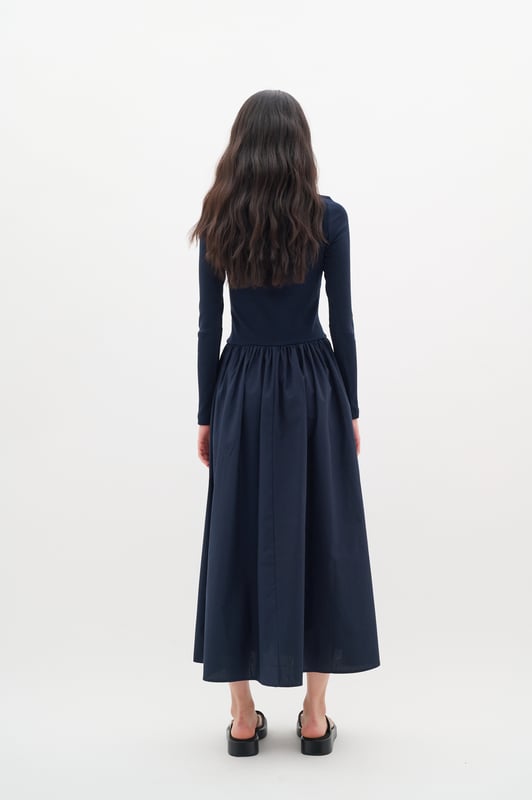 Slim fit,Halfhoge taille,Enkel lengte,Lange mouwen  Fijne was 30°, niet bleken, niet in de droger drogen, Druipnat ophangen, koud strijken max. 110° C, Niet droog reinigen  100% Katoen