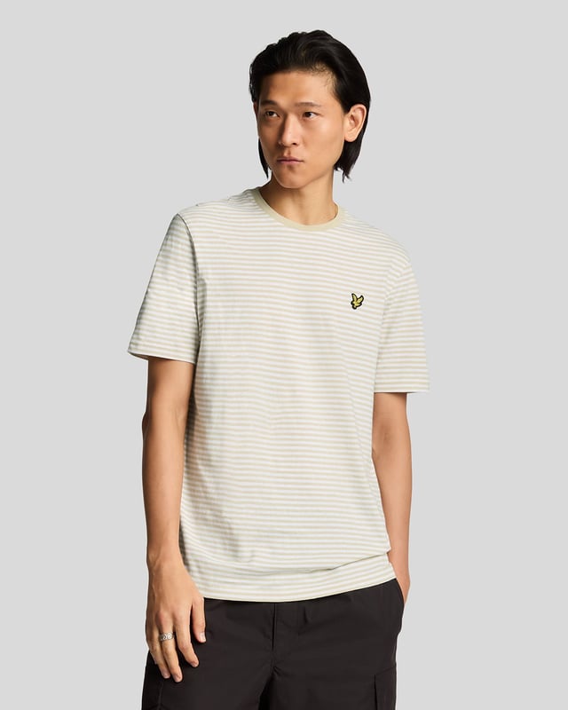 Erweitern Sie Ihre Freizeitgarderobe mit dem T-Shirt mit bretonischen Streifen aus Leinenmischung, einem unverzichtbaren Stück aus unserer Legacy-Reihe. Dieses kurzärmelige Basic vereint auf harmonische Weise exquisite Handwerkskunst und zeitloses Design und ist damit die perfekte Ergänzung für die Kollektion jedes anspruchsvollen Gentlemans. - Zusammensetzung: 80 % Baumwolle, 20 % Leinen für atmungsaktiven Tragekomfort - Passform: Normal geschnitten, für eine schmeichelhafte Silhouette - Logo-Branding: Eleganter goldener gestickter Adler - Platzierung: Linke Brust, für einen Hauch von Raffinesse - Vielseitiges Styling: Lässt sich nahtlos mit Cargohosen oder Shorts kombinieren für mühelose Eleganz  Erweitern Sie Ihre Frühlingskollektion für Herren mit diesem edlen T-Shirt, bei dem Luxus auf Vielseitigkeit trifft.