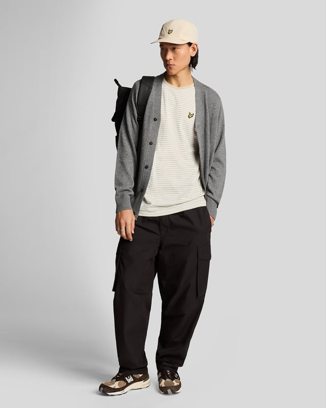 Erweitern Sie Ihre Freizeitgarderobe mit dem T-Shirt mit bretonischen Streifen aus Leinenmischung, einem unverzichtbaren Stück aus unserer Legacy-Reihe. Dieses kurzärmelige Basic vereint auf harmonische Weise exquisite Handwerkskunst und zeitloses Design und ist damit die perfekte Ergänzung für die Kollektion jedes anspruchsvollen Gentlemans. - Zusammensetzung: 80 % Baumwolle, 20 % Leinen für atmungsaktiven Tragekomfort - Passform: Normal geschnitten, für eine schmeichelhafte Silhouette - Logo-Branding: Eleganter goldener gestickter Adler - Platzierung: Linke Brust, für einen Hauch von Raffinesse - Vielseitiges Styling: Lässt sich nahtlos mit Cargohosen oder Shorts kombinieren für mühelose Eleganz  Erweitern Sie Ihre Frühlingskollektion für Herren mit diesem edlen T-Shirt, bei dem Luxus auf Vielseitigkeit trifft.