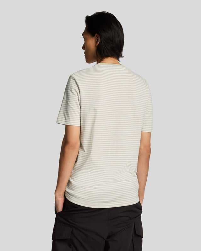 Erweitern Sie Ihre Freizeitgarderobe mit dem T-Shirt mit bretonischen Streifen aus Leinenmischung, einem unverzichtbaren Stück aus unserer Legacy-Reihe. Dieses kurzärmelige Basic vereint auf harmonische Weise exquisite Handwerkskunst und zeitloses Design und ist damit die perfekte Ergänzung für die Kollektion jedes anspruchsvollen Gentlemans. - Zusammensetzung: 80 % Baumwolle, 20 % Leinen für atmungsaktiven Tragekomfort - Passform: Normal geschnitten, für eine schmeichelhafte Silhouette - Logo-Branding: Eleganter goldener gestickter Adler - Platzierung: Linke Brust, für einen Hauch von Raffinesse - Vielseitiges Styling: Lässt sich nahtlos mit Cargohosen oder Shorts kombinieren für mühelose Eleganz  Erweitern Sie Ihre Frühlingskollektion für Herren mit diesem edlen T-Shirt, bei dem Luxus auf Vielseitigkeit trifft.