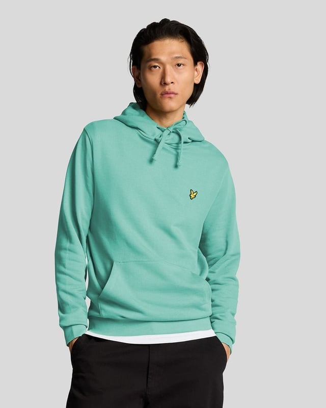 Unser Kapuzenpullover ist auf der Brust mit unserem ikonischen goldenen Adler-Logo bestickt, aber alles andere wurde schlicht gehalten. Er besteht aus Loopback-Baumwolljersey für eine entspannte Passform und hat eine geräumige Beuteltasche. – Kapuze mit Kordelzug – Lange Ärmel – Beuteltasche vorne – Zusammensetzung: 100 % Baumwolle