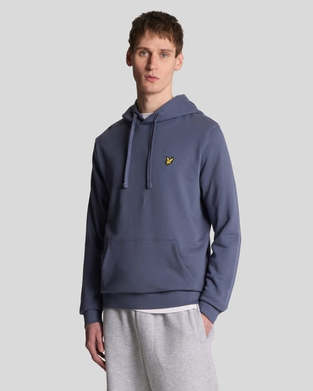 Unser Kapuzenpullover ist auf der Brust mit unserem ikonischen goldenen Adler-Logo bestickt, aber alles andere wurde schlicht gehalten. Er besteht aus Loopback-Baumwolljersey für eine entspannte Passform und hat eine geräumige Beuteltasche. – Kapuze mit Kordelzug – Lange Ärmel – Beuteltasche vorne – Zusammensetzung: 100 % Baumwolle