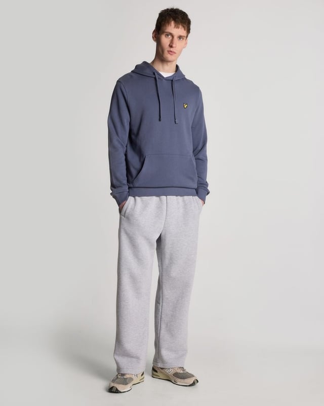 Unser Kapuzenpullover ist auf der Brust mit unserem ikonischen goldenen Adler-Logo bestickt, aber alles andere wurde schlicht gehalten. Er besteht aus Loopback-Baumwolljersey für eine entspannte Passform und hat eine geräumige Beuteltasche. – Kapuze mit Kordelzug – Lange Ärmel – Beuteltasche vorne – Zusammensetzung: 100 % Baumwolle