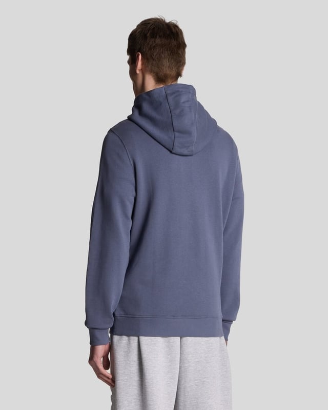 Unser Kapuzenpullover ist auf der Brust mit unserem ikonischen goldenen Adler-Logo bestickt, aber alles andere wurde schlicht gehalten. Er besteht aus Loopback-Baumwolljersey für eine entspannte Passform und hat eine geräumige Beuteltasche. – Kapuze mit Kordelzug – Lange Ärmel – Beuteltasche vorne – Zusammensetzung: 100 % Baumwolle