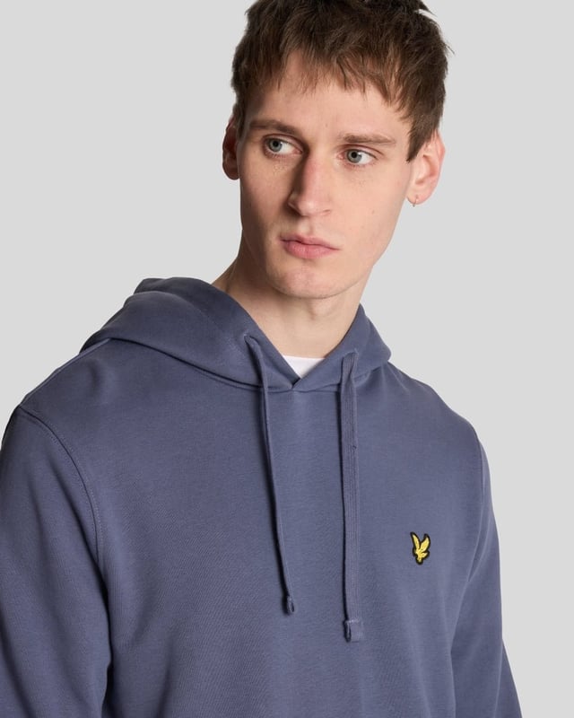 Unser Kapuzenpullover ist auf der Brust mit unserem ikonischen goldenen Adler-Logo bestickt, aber alles andere wurde schlicht gehalten. Er besteht aus Loopback-Baumwolljersey für eine entspannte Passform und hat eine geräumige Beuteltasche. – Kapuze mit Kordelzug – Lange Ärmel – Beuteltasche vorne – Zusammensetzung: 100 % Baumwolle