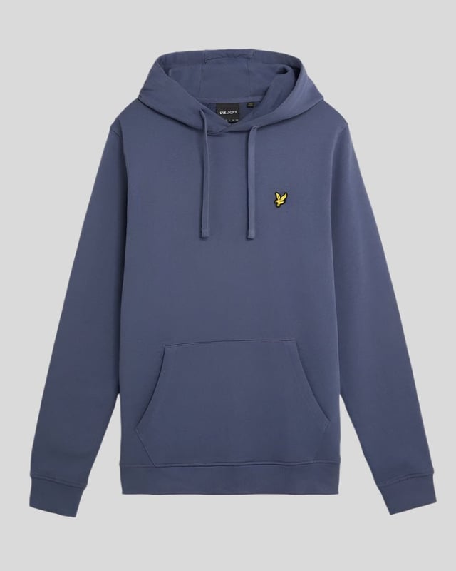 Unser Kapuzenpullover ist auf der Brust mit unserem ikonischen goldenen Adler-Logo bestickt, aber alles andere wurde schlicht gehalten. Er besteht aus Loopback-Baumwolljersey für eine entspannte Passform und hat eine geräumige Beuteltasche. – Kapuze mit Kordelzug – Lange Ärmel – Beuteltasche vorne – Zusammensetzung: 100 % Baumwolle