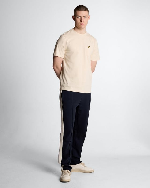 Entdecken Sie den Inbegriff gehobener Freizeitkleidung mit unseren Taped Track Joggers aus der Legacy-Kollektion. Diese Jogginghose wurde für den anspruchsvollen Gentleman gefertigt und vereint eleganten Stil mit unvergleichlichem Komfort – ein unverzichtbares Accessoire für Ihre Garderobe. - Zusammensetzung: 55 % Baumwolle, 45 % Polyester für Atmungsaktivität und Strapazierfähigkeit - Passform: Normal geschnitten für eine elegante Silhouette - Logo-Branding: Dezent und doch markant - Branding-Position: Strategisch platziert für einen modernen Look - Vielseitiges Styling: Perfekt für legere Ausflüge oder entspannte Wochenenden Gönnen Sie sich die perfekte Kombination aus Luxus und Funktionalität – die Essenz eleganter Frühlingsmode für Herren.