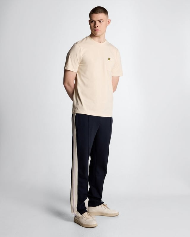 Entdecken Sie den Inbegriff gehobener Freizeitkleidung mit unseren Taped Track Joggers aus der Legacy-Kollektion. Diese Jogginghose wurde für den anspruchsvollen Gentleman gefertigt und vereint eleganten Stil mit unvergleichlichem Komfort – ein unverzichtbares Accessoire für Ihre Garderobe. - Zusammensetzung: 55 % Baumwolle, 45 % Polyester für Atmungsaktivität und Strapazierfähigkeit - Passform: Normal geschnitten für eine elegante Silhouette - Logo-Branding: Dezent und doch markant - Branding-Position: Strategisch platziert für einen modernen Look - Vielseitiges Styling: Perfekt für legere Ausflüge oder entspannte Wochenenden Gönnen Sie sich die perfekte Kombination aus Luxus und Funktionalität – die Essenz eleganter Frühlingsmode für Herren.