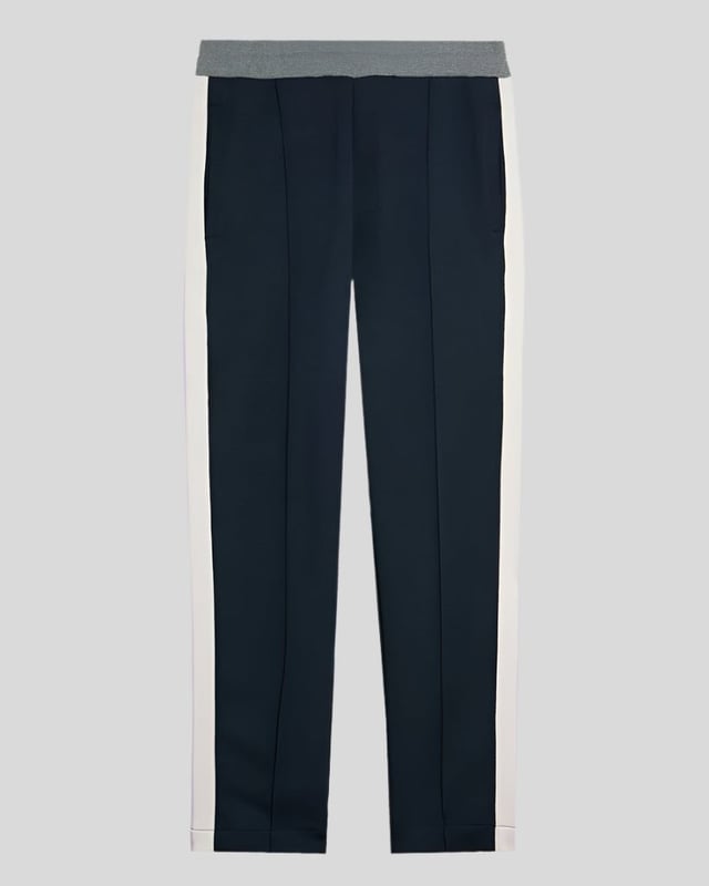 Entdecken Sie den Inbegriff gehobener Freizeitkleidung mit unseren Taped Track Joggers aus der Legacy-Kollektion. Diese Jogginghose wurde für den anspruchsvollen Gentleman gefertigt und vereint eleganten Stil mit unvergleichlichem Komfort – ein unverzichtbares Accessoire für Ihre Garderobe. - Zusammensetzung: 55 % Baumwolle, 45 % Polyester für Atmungsaktivität und Strapazierfähigkeit - Passform: Normal geschnitten für eine elegante Silhouette - Logo-Branding: Dezent und doch markant - Branding-Position: Strategisch platziert für einen modernen Look - Vielseitiges Styling: Perfekt für legere Ausflüge oder entspannte Wochenenden Gönnen Sie sich die perfekte Kombination aus Luxus und Funktionalität – die Essenz eleganter Frühlingsmode für Herren.