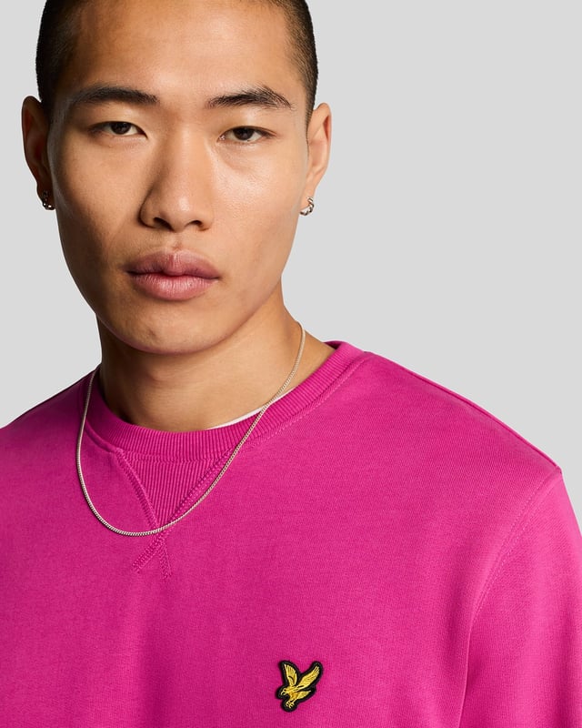 We hebben jaren besteed aan het perfectioneren van onze katoenen jersey basics en dat zie je aan de ontwerp expertise. Deze sweatshirt met ronde hals is gemaakt van comfortabele katoenen jersey en heeft een retro-geïnspireerd driehoekig stiksel detail bij de halslijn. - Ronde hals - Lange mouwen - Samenstelling: 100% katoen