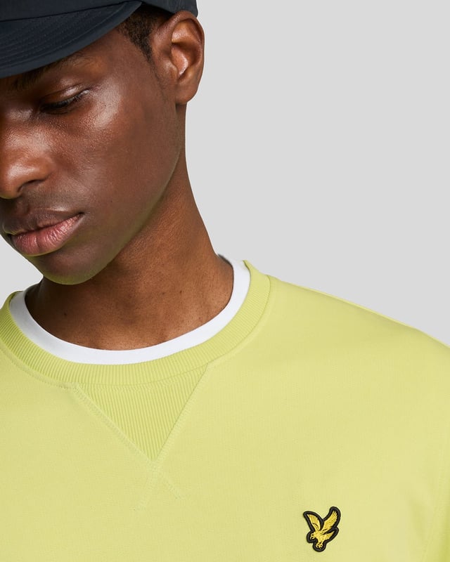 Wir haben Jahre damit verbracht, unsere Baumwolljersey-Basics zu perfektionieren, und unsere Designkompetenz zeigt sich. Dieses Rundhals-Sweatshirt ist aus kuscheligem Baumwolljersey gefertigt und verfügt über ein retro-inspiriertes Dreiecksstich-Detail am Ausschnitt. - Rundhalsausschnitt - Lange Ärmel - Zusammensetzung: 100 % Baumwolle