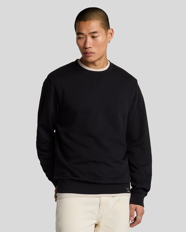 Wir präsentieren das Clamp Labelled Crew Neck Sweatshirt, ein außergewöhnliches Stück aus unserer Legacy-Reihe, das fachmännisch entworfen wurde, um Luxus mit modernem Stil zu verbinden. Dieses Sweatshirt mit normaler Passform besteht aus 100 % Baumwolle und verfügt über ein unverwechselbares Golden Eagle-Etikett auf der linken Seite, das seine ästhetische Wirkung erhöht und gleichzeitig Komfort und Vielseitigkeit in Ihrer Frühlingskollektion für Herrenmode gewährleistet. – Zusammensetzung aus 100 % hochwertiger Baumwolle – Normale Passform für eine raffinierte Silhouette – Ikonisches Golden Eagle-Branding für dezente Eleganz – Vielseitiges Styling für legere und anspruchsvolle Anlässe. Werten Sie Ihre Garderobe mit diesem unverwechselbaren Stück auf, das perfekt die Essenz frühlingshafter Eleganz verkörpert.