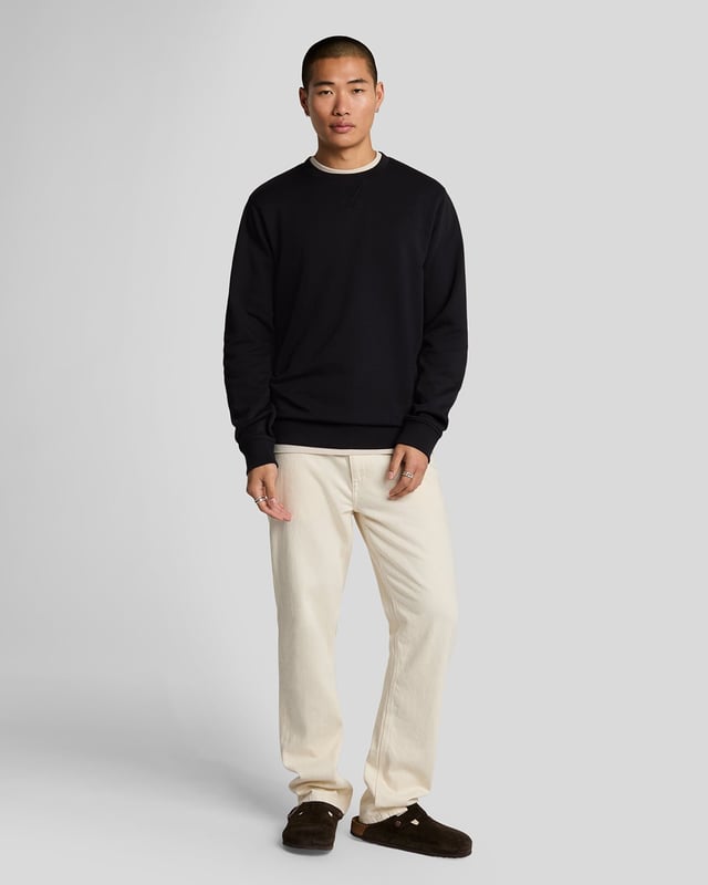 Wir präsentieren das Clamp Labelled Crew Neck Sweatshirt, ein außergewöhnliches Stück aus unserer Legacy-Reihe, das fachmännisch entworfen wurde, um Luxus mit modernem Stil zu verbinden. Dieses Sweatshirt mit normaler Passform besteht aus 100 % Baumwolle und verfügt über ein unverwechselbares Golden Eagle-Etikett auf der linken Seite, das seine ästhetische Wirkung erhöht und gleichzeitig Komfort und Vielseitigkeit in Ihrer Frühlingskollektion für Herrenmode gewährleistet. – Zusammensetzung aus 100 % hochwertiger Baumwolle – Normale Passform für eine raffinierte Silhouette – Ikonisches Golden Eagle-Branding für dezente Eleganz – Vielseitiges Styling für legere und anspruchsvolle Anlässe. Werten Sie Ihre Garderobe mit diesem unverwechselbaren Stück auf, das perfekt die Essenz frühlingshafter Eleganz verkörpert.