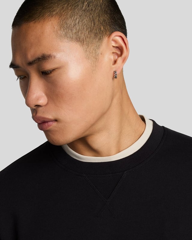 Wir präsentieren das Clamp Labelled Crew Neck Sweatshirt, ein außergewöhnliches Stück aus unserer Legacy-Reihe, das fachmännisch entworfen wurde, um Luxus mit modernem Stil zu verbinden. Dieses Sweatshirt mit normaler Passform besteht aus 100 % Baumwolle und verfügt über ein unverwechselbares Golden Eagle-Etikett auf der linken Seite, das seine ästhetische Wirkung erhöht und gleichzeitig Komfort und Vielseitigkeit in Ihrer Frühlingskollektion für Herrenmode gewährleistet. – Zusammensetzung aus 100 % hochwertiger Baumwolle – Normale Passform für eine raffinierte Silhouette – Ikonisches Golden Eagle-Branding für dezente Eleganz – Vielseitiges Styling für legere und anspruchsvolle Anlässe. Werten Sie Ihre Garderobe mit diesem unverwechselbaren Stück auf, das perfekt die Essenz frühlingshafter Eleganz verkörpert.