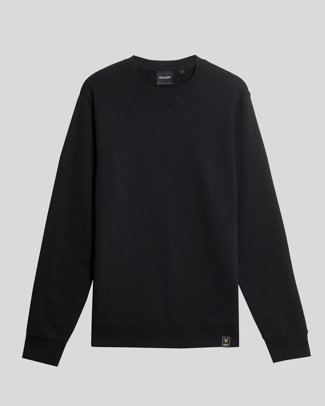 Wir präsentieren das Clamp Labelled Crew Neck Sweatshirt, ein außergewöhnliches Stück aus unserer Legacy-Reihe, das fachmännisch entworfen wurde, um Luxus mit modernem Stil zu verbinden. Dieses Sweatshirt mit normaler Passform besteht aus 100 % Baumwolle und verfügt über ein unverwechselbares Golden Eagle-Etikett auf der linken Seite, das seine ästhetische Wirkung erhöht und gleichzeitig Komfort und Vielseitigkeit in Ihrer Frühlingskollektion für Herrenmode gewährleistet. – Zusammensetzung aus 100 % hochwertiger Baumwolle – Normale Passform für eine raffinierte Silhouette – Ikonisches Golden Eagle-Branding für dezente Eleganz – Vielseitiges Styling für legere und anspruchsvolle Anlässe. Werten Sie Ihre Garderobe mit diesem unverwechselbaren Stück auf, das perfekt die Essenz frühlingshafter Eleganz verkörpert.
