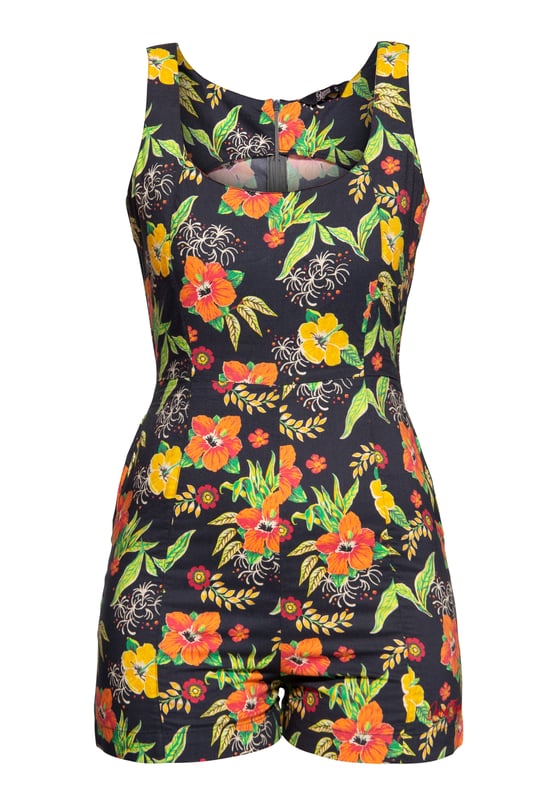 Show us your legs, Hawaiian Beauty! Mit diesem kurzem Jumpsuit im 50s Style von Queen Kerosin wirst du definitiv die Blicke auf dich ziehen. Der hoch angesetzte Scoop-Neck (Rundausschnitt) in Verbindung mit der figurbetonten taillierten Passform zaubern eine traumhafte weibliche Sommer-Silhouette. Der hochgeschlossene Rücken wird durch einen unterlegten Reißverschluss komplettiert, welcher das Aus- und Ankleiden erleichtert. Das tropische Hawaii-Hibiskus Muster runden den Vintage Look gekonnt ab. Die blickdichte, hochwertige Baumvoll-Viskose Mischung verleiht ein luftiges, angenehmes Haut- und Tragegefühl. Kombiniert mit dem separat erhältlichem Wickelrock, kannst du im Handumdrehen ein "Kleid" zaubern.  QUEEN KEROSIN: Rock'n'Roll, Rockabilly, Hot Rod, Tattoos, Biker,... Diese Attribute lassen sich auf den Lifestyle der 50er Jahre genauso gut wie auf die Kultmarke Queen Kerosin beziehen! Mit unseren authentischen Designs lassen wir das damalige Lebensgefühl heute wieder aufleben. DESIGN: Dieser Figur betonte Jumpsuit mit tropischem All-Over-Print im Hawaii Stil von Queen Kerosin ist dein 50s Sommer It-Piece! PASSFORM: Der hoch angesetzte Scoop-Neck (Rundausschnitt) in Verbindung mit der figurbetonten taillierten Passform zaubern eine traumhafte weibliche Sommer-Silhouette. Das tropische Hawaii-Hibiskus Muster runden den Vintage Look gekonnt ab. MATERIAL: Die blickdichte, hochwertige Baumwoll-Viskose Mischung verleiht ein luftiges, angenehmes Haut- und Tragegefühl. KOMBINATIONSMÖGLICHKEITEN: Kombiniert mit deinen Lieblings-Pumps kreierst du ein verspielt, verführerisches Outfit im Stil der 50er Jahre. LIEFERUMFANG: Dieser Stylische sommer Playsuit ist in den Größen XS-4XXL erhältlich.