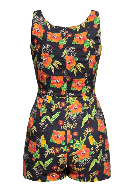 Show us your legs, Hawaiian Beauty! Mit diesem kurzem Jumpsuit im 50s Style von Queen Kerosin wirst du definitiv die Blicke auf dich ziehen. Der hoch angesetzte Scoop-Neck (Rundausschnitt) in Verbindung mit der figurbetonten taillierten Passform zaubern eine traumhafte weibliche Sommer-Silhouette. Der hochgeschlossene Rücken wird durch einen unterlegten Reißverschluss komplettiert, welcher das Aus- und Ankleiden erleichtert. Das tropische Hawaii-Hibiskus Muster runden den Vintage Look gekonnt ab. Die blickdichte, hochwertige Baumvoll-Viskose Mischung verleiht ein luftiges, angenehmes Haut- und Tragegefühl. Kombiniert mit dem separat erhältlichem Wickelrock, kannst du im Handumdrehen ein "Kleid" zaubern.  QUEEN KEROSIN: Rock'n'Roll, Rockabilly, Hot Rod, Tattoos, Biker,... Diese Attribute lassen sich auf den Lifestyle der 50er Jahre genauso gut wie auf die Kultmarke Queen Kerosin beziehen! Mit unseren authentischen Designs lassen wir das damalige Lebensgefühl heute wieder aufleben. DESIGN: Dieser Figur betonte Jumpsuit mit tropischem All-Over-Print im Hawaii Stil von Queen Kerosin ist dein 50s Sommer It-Piece! PASSFORM: Der hoch angesetzte Scoop-Neck (Rundausschnitt) in Verbindung mit der figurbetonten taillierten Passform zaubern eine traumhafte weibliche Sommer-Silhouette. Das tropische Hawaii-Hibiskus Muster runden den Vintage Look gekonnt ab. MATERIAL: Die blickdichte, hochwertige Baumwoll-Viskose Mischung verleiht ein luftiges, angenehmes Haut- und Tragegefühl. KOMBINATIONSMÖGLICHKEITEN: Kombiniert mit deinen Lieblings-Pumps kreierst du ein verspielt, verführerisches Outfit im Stil der 50er Jahre. LIEFERUMFANG: Dieser Stylische sommer Playsuit ist in den Größen XS-4XXL erhältlich.