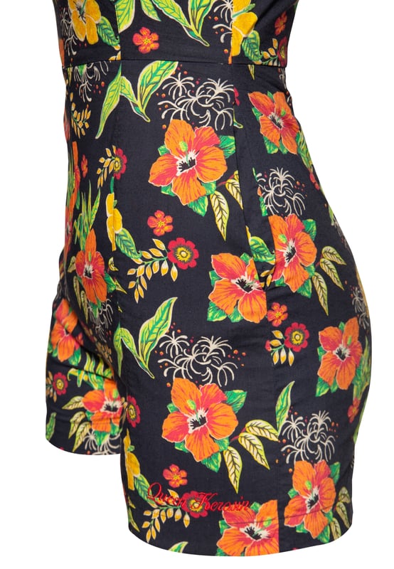 Show us your legs, Hawaiian Beauty! Mit diesem kurzem Jumpsuit im 50s Style von Queen Kerosin wirst du definitiv die Blicke auf dich ziehen. Der hoch angesetzte Scoop-Neck (Rundausschnitt) in Verbindung mit der figurbetonten taillierten Passform zaubern eine traumhafte weibliche Sommer-Silhouette. Der hochgeschlossene Rücken wird durch einen unterlegten Reißverschluss komplettiert, welcher das Aus- und Ankleiden erleichtert. Das tropische Hawaii-Hibiskus Muster runden den Vintage Look gekonnt ab. Die blickdichte, hochwertige Baumvoll-Viskose Mischung verleiht ein luftiges, angenehmes Haut- und Tragegefühl. Kombiniert mit dem separat erhältlichem Wickelrock, kannst du im Handumdrehen ein "Kleid" zaubern.  QUEEN KEROSIN: Rock'n'Roll, Rockabilly, Hot Rod, Tattoos, Biker,... Diese Attribute lassen sich auf den Lifestyle der 50er Jahre genauso gut wie auf die Kultmarke Queen Kerosin beziehen! Mit unseren authentischen Designs lassen wir das damalige Lebensgefühl heute wieder aufleben. DESIGN: Dieser Figur betonte Jumpsuit mit tropischem All-Over-Print im Hawaii Stil von Queen Kerosin ist dein 50s Sommer It-Piece! PASSFORM: Der hoch angesetzte Scoop-Neck (Rundausschnitt) in Verbindung mit der figurbetonten taillierten Passform zaubern eine traumhafte weibliche Sommer-Silhouette. Das tropische Hawaii-Hibiskus Muster runden den Vintage Look gekonnt ab. MATERIAL: Die blickdichte, hochwertige Baumwoll-Viskose Mischung verleiht ein luftiges, angenehmes Haut- und Tragegefühl. KOMBINATIONSMÖGLICHKEITEN: Kombiniert mit deinen Lieblings-Pumps kreierst du ein verspielt, verführerisches Outfit im Stil der 50er Jahre. LIEFERUMFANG: Dieser Stylische sommer Playsuit ist in den Größen XS-4XXL erhältlich.