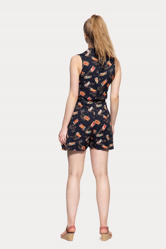 Du hast keine Lust ein Kleid zu tragen, möchtest aber trotzdem den sommerlichen Vintage Look? Dann ist der Jumpsuit aus Viskose von Queen Kerosin genau das Richtige für dich! Das verwendete Material besteht aus reiner Viskose, was sich leicht und weich auf der Haut anfühlt und sich zusammen mit dem bequemen Regular Fit bestens für den Sommer eignet. Der ärmellose Jumpsuit besitzt formgebende Wiener Nähte, einen Reverskragen, eine Knopfleiste in der Front und einen Bindegürtel in der Taille. Highlight des Ganzen ist jedoch das coole All-Over Matchbox Muster. Für einen angenehmes, unkompliziertes An- und Ausziehen befindet sich ein nahtverdeckter Reißverschluss in der Seitennaht. Ein echter Allrounder, der in keiner Garderobe eines Vintage-Fans fehlen sollte!  QUEEN KEROSIN: Queen Kerosin steht für den amerikanischen Zeitgeist der 50er Jahre mit Rock'n'Roll Rockabilly, Motorrädern, Bikes, Hot Rod und allem was dazu gehört! Unsere Design mit Vintage Charme bringen Dich zurück in die gute ZeitDESIGN: Ein komplettes Outfit in einem; mit dem Queen Kerosin Damen Jumpsuit mit coolem Vintage All-Over Muster. Der ärmellose Overall hat einen Reverskragen, eine Knopfleiste und einen Bindegürtel in der TaillePASSFORM: Im Gegenzug zu den weit geschnittenen Beinen, liegt der Jumpsuit im Regular Fit durch seine formgebenden Wiener Nähte oben gut an. Ein Bindegürtel in der Taille sorgt zusätzlich für einen angenehmen Sitz MATERIAL: Das Material besteht aus reiner Viskose und fühlt sich leicht und weich auf der Haut an, was für einen excellenten Tragekomfort spricht  KOMBINATIONSMÖGLICHKEITEN: Super Allrounder für den Sommer!LIEFERUMFANG: Der feminine Damen Sommer Jumpsuit ist in den Größen XS S M L XL XXL 3XL und 4XL erhältlich