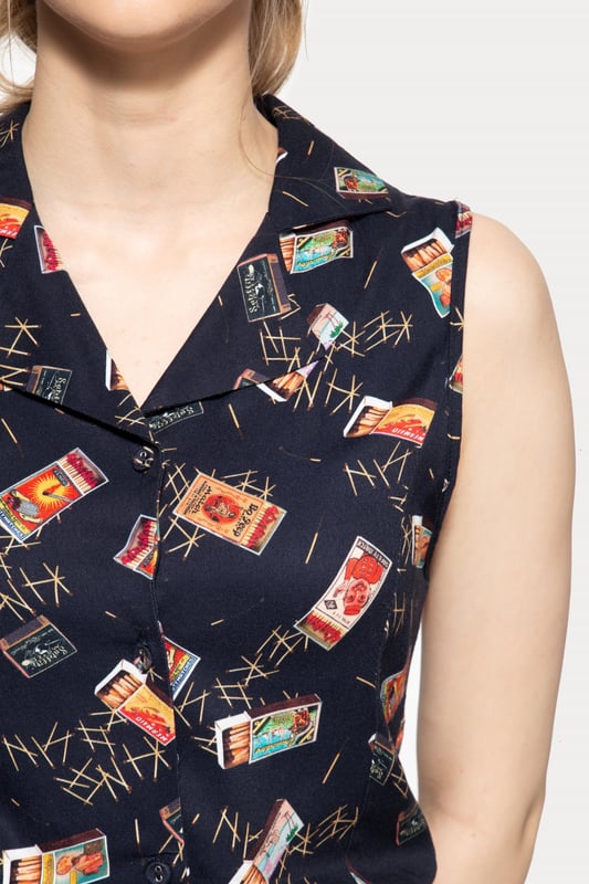 Du hast keine Lust ein Kleid zu tragen, möchtest aber trotzdem den sommerlichen Vintage Look? Dann ist der Jumpsuit aus Viskose von Queen Kerosin genau das Richtige für dich! Das verwendete Material besteht aus reiner Viskose, was sich leicht und weich auf der Haut anfühlt und sich zusammen mit dem bequemen Regular Fit bestens für den Sommer eignet. Der ärmellose Jumpsuit besitzt formgebende Wiener Nähte, einen Reverskragen, eine Knopfleiste in der Front und einen Bindegürtel in der Taille. Highlight des Ganzen ist jedoch das coole All-Over Matchbox Muster. Für einen angenehmes, unkompliziertes An- und Ausziehen befindet sich ein nahtverdeckter Reißverschluss in der Seitennaht. Ein echter Allrounder, der in keiner Garderobe eines Vintage-Fans fehlen sollte!  QUEEN KEROSIN: Queen Kerosin steht für den amerikanischen Zeitgeist der 50er Jahre mit Rock'n'Roll Rockabilly, Motorrädern, Bikes, Hot Rod und allem was dazu gehört! Unsere Design mit Vintage Charme bringen Dich zurück in die gute ZeitDESIGN: Ein komplettes Outfit in einem; mit dem Queen Kerosin Damen Jumpsuit mit coolem Vintage All-Over Muster. Der ärmellose Overall hat einen Reverskragen, eine Knopfleiste und einen Bindegürtel in der TaillePASSFORM: Im Gegenzug zu den weit geschnittenen Beinen, liegt der Jumpsuit im Regular Fit durch seine formgebenden Wiener Nähte oben gut an. Ein Bindegürtel in der Taille sorgt zusätzlich für einen angenehmen Sitz MATERIAL: Das Material besteht aus reiner Viskose und fühlt sich leicht und weich auf der Haut an, was für einen excellenten Tragekomfort spricht  KOMBINATIONSMÖGLICHKEITEN: Super Allrounder für den Sommer!LIEFERUMFANG: Der feminine Damen Sommer Jumpsuit ist in den Größen XS S M L XL XXL 3XL und 4XL erhältlich