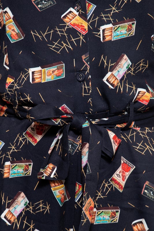 Du hast keine Lust ein Kleid zu tragen, möchtest aber trotzdem den sommerlichen Vintage Look? Dann ist der Jumpsuit aus Viskose von Queen Kerosin genau das Richtige für dich! Das verwendete Material besteht aus reiner Viskose, was sich leicht und weich auf der Haut anfühlt und sich zusammen mit dem bequemen Regular Fit bestens für den Sommer eignet. Der ärmellose Jumpsuit besitzt formgebende Wiener Nähte, einen Reverskragen, eine Knopfleiste in der Front und einen Bindegürtel in der Taille. Highlight des Ganzen ist jedoch das coole All-Over Matchbox Muster. Für einen angenehmes, unkompliziertes An- und Ausziehen befindet sich ein nahtverdeckter Reißverschluss in der Seitennaht. Ein echter Allrounder, der in keiner Garderobe eines Vintage-Fans fehlen sollte!  QUEEN KEROSIN: Queen Kerosin steht für den amerikanischen Zeitgeist der 50er Jahre mit Rock'n'Roll Rockabilly, Motorrädern, Bikes, Hot Rod und allem was dazu gehört! Unsere Design mit Vintage Charme bringen Dich zurück in die gute ZeitDESIGN: Ein komplettes Outfit in einem; mit dem Queen Kerosin Damen Jumpsuit mit coolem Vintage All-Over Muster. Der ärmellose Overall hat einen Reverskragen, eine Knopfleiste und einen Bindegürtel in der TaillePASSFORM: Im Gegenzug zu den weit geschnittenen Beinen, liegt der Jumpsuit im Regular Fit durch seine formgebenden Wiener Nähte oben gut an. Ein Bindegürtel in der Taille sorgt zusätzlich für einen angenehmen Sitz MATERIAL: Das Material besteht aus reiner Viskose und fühlt sich leicht und weich auf der Haut an, was für einen excellenten Tragekomfort spricht  KOMBINATIONSMÖGLICHKEITEN: Super Allrounder für den Sommer!LIEFERUMFANG: Der feminine Damen Sommer Jumpsuit ist in den Größen XS S M L XL XXL 3XL und 4XL erhältlich