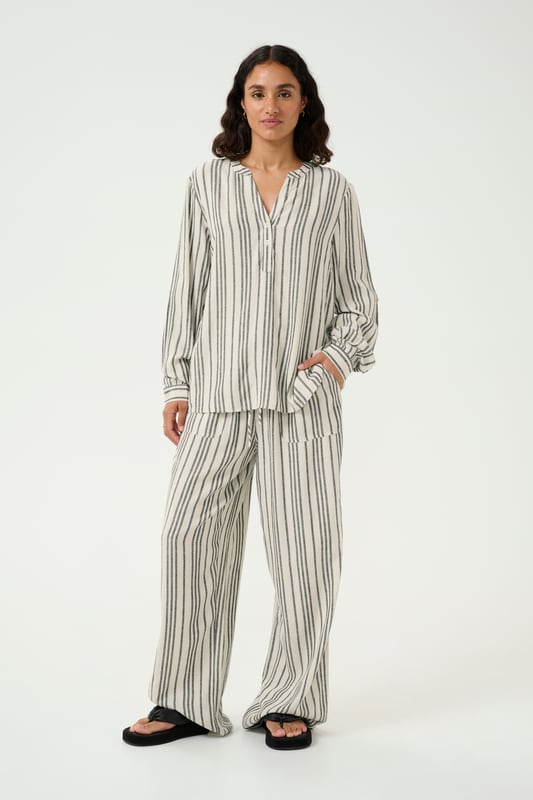 Regular fit,Lange mouwen  Fijne was 30°, niet bleken, niet in de droger drogen, Druipnat ophangen in de schaduw, warm strijken max. 150° C, Droogreiniging  70% Viscose (LivaEco™),30% Linnen