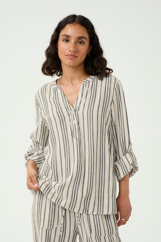 Regular fit,Lange mouwen  Fijne was 30°, niet bleken, niet in de droger drogen, Druipnat ophangen in de schaduw, warm strijken max. 150° C, Droogreiniging  70% Viscose (LivaEco™),30% Linnen