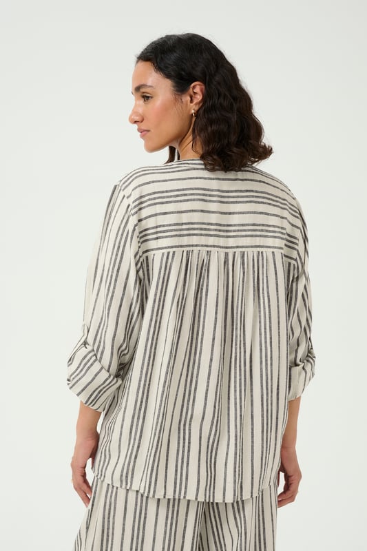 Regular fit,Lange mouwen  Fijne was 30°, niet bleken, niet in de droger drogen, Druipnat ophangen in de schaduw, warm strijken max. 150° C, Droogreiniging  70% Viscose (LivaEco™),30% Linnen