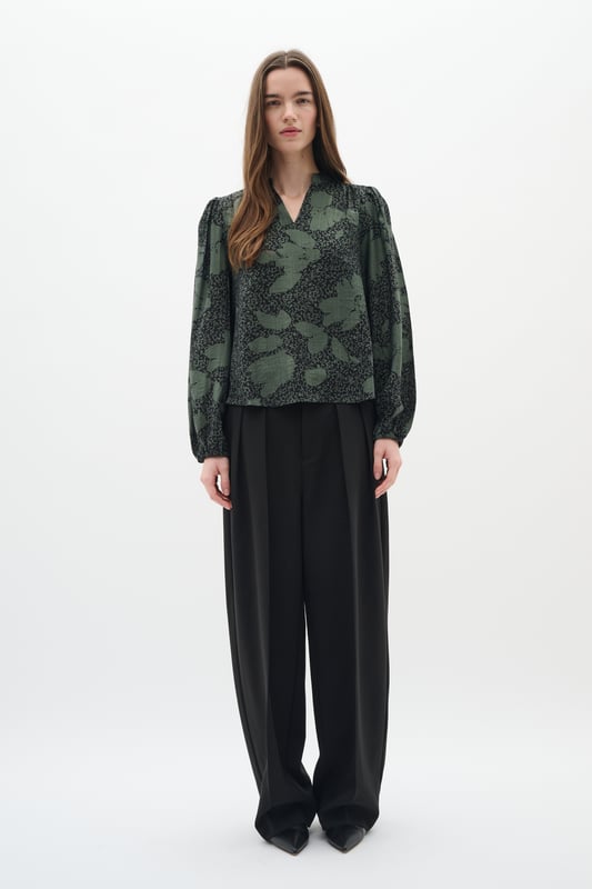 Relaxed fit,Lange mouwen  Fijne was 30°, niet bleken, niet in de droger drogen, koud strijken max. 110° C, Droogreiniging  83% Viscose,17% Polyamide