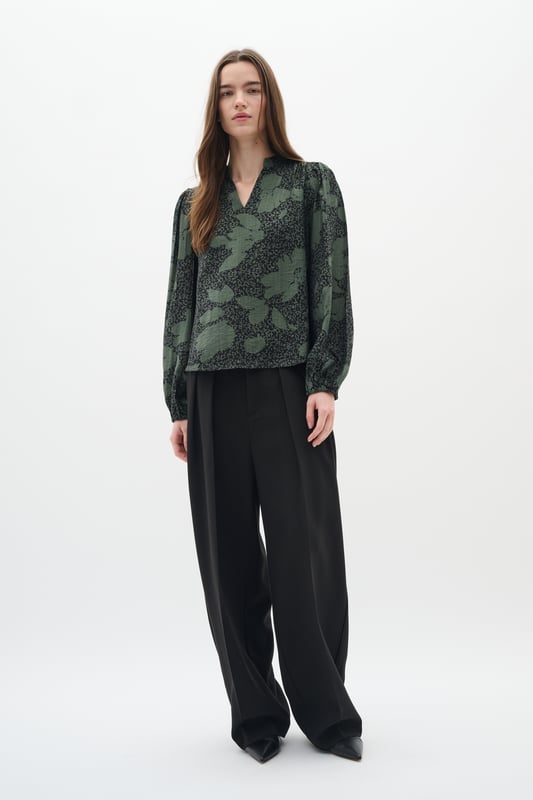 Relaxed fit,Lange mouwen  Fijne was 30°, niet bleken, niet in de droger drogen, koud strijken max. 110° C, Droogreiniging  83% Viscose,17% Polyamide
