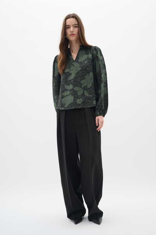 Relaxed fit,Lange mouwen  Fijne was 30°, niet bleken, niet in de droger drogen, koud strijken max. 110° C, Droogreiniging  83% Viscose,17% Polyamide