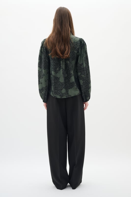 Relaxed fit,Lange mouwen  Fijne was 30°, niet bleken, niet in de droger drogen, koud strijken max. 110° C, Droogreiniging  83% Viscose,17% Polyamide