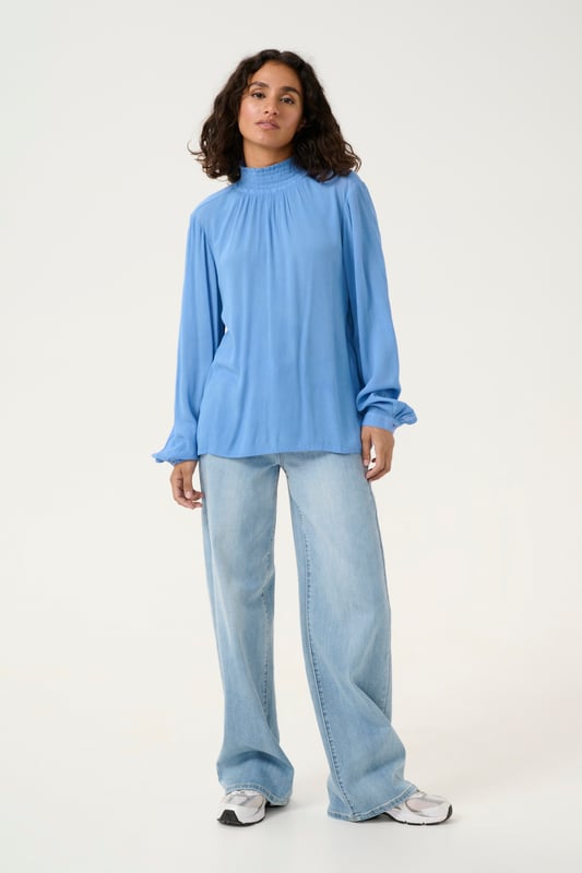 Regular fit,Lange mouwen  Fijne was 30°, niet bleken, niet in de droger drogen, Liggend laten drogen in de schaduw, koud strijken max. 110° C, Droogreiniging  100% Viscose (LENZING™ ECOVERO™)