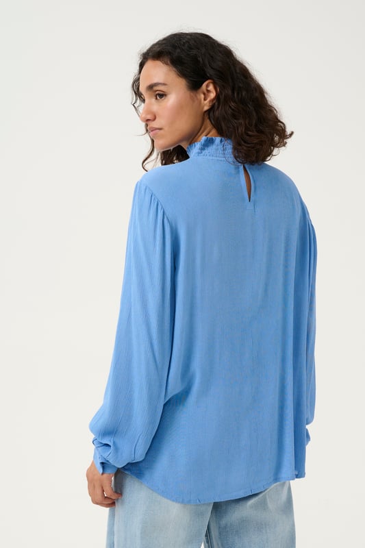 Regular fit,Lange mouwen  Fijne was 30°, niet bleken, niet in de droger drogen, Liggend laten drogen in de schaduw, koud strijken max. 110° C, Droogreiniging  100% Viscose (LENZING™ ECOVERO™)