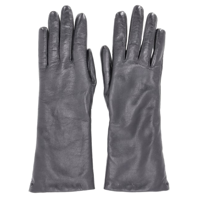 Empfohlener Verkaufspreis
Die Kenzo Pelzgefütterten Handschuhe aus schwarzem Leder vereinen luxuriöse Wärme mit hochwertigem Stil. Das weiche Pelzfutter sorgt in den kälteren Monaten für zusätzlichen Komfort. Gefertigt aus hochwertigem schwarzem Leder, bieten diese Handschuhe sowohl Strapazierfähigkeit als auch einen eleganten, eleganten Look. Kombinieren Sie sie mit einem maßgeschneiderten Mantel und Schal für ein elegantes Winteroutfit oder werten Sie ein lässiges Ensemble mit ihrem edlen Touch auf. Die zeitlose schwarze Farbe macht diese Handschuhe zu einem vielseitigen Accessoire, das jede Wintergarderobe perfekt ergänzt.

Kenzo Pelzgefütterte Handschuhe aus schwarzem Leder

Zustand: Ausgezeichnet
Gebrauchsspuren: Unbenutzt oder einmal getragen, aber wie neu. Keine Gebrauchsspuren.
Verpackung: Keine
Farbe: Schwarz
Material: Leder | Leder
Größe: Einheitsgröße
Maße: Breite: 180; Länge: 300
Artikelnummer: TONPUDEAC463909W