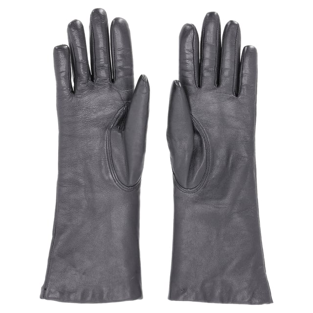 Empfohlener Verkaufspreis
Die Kenzo Pelzgefütterten Handschuhe aus schwarzem Leder vereinen luxuriöse Wärme mit hochwertigem Stil. Das weiche Pelzfutter sorgt in den kälteren Monaten für zusätzlichen Komfort. Gefertigt aus hochwertigem schwarzem Leder, bieten diese Handschuhe sowohl Strapazierfähigkeit als auch einen eleganten, eleganten Look. Kombinieren Sie sie mit einem maßgeschneiderten Mantel und Schal für ein elegantes Winteroutfit oder werten Sie ein lässiges Ensemble mit ihrem edlen Touch auf. Die zeitlose schwarze Farbe macht diese Handschuhe zu einem vielseitigen Accessoire, das jede Wintergarderobe perfekt ergänzt.

Kenzo Pelzgefütterte Handschuhe aus schwarzem Leder

Zustand: Ausgezeichnet
Gebrauchsspuren: Unbenutzt oder einmal getragen, aber wie neu. Keine Gebrauchsspuren.
Verpackung: Keine
Farbe: Schwarz
Material: Leder | Leder
Größe: Einheitsgröße
Maße: Breite: 180; Länge: 300
Artikelnummer: TONPUDEAC463909W