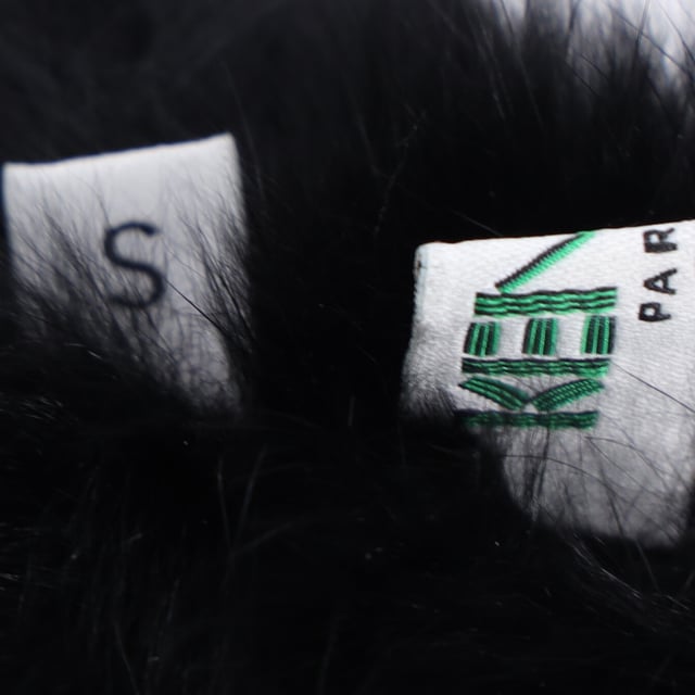 Empfohlener Verkaufspreis
Die Kenzo Pelzgefütterten Handschuhe aus schwarzem Leder vereinen luxuriöse Wärme mit hochwertigem Stil. Das weiche Pelzfutter sorgt in den kälteren Monaten für zusätzlichen Komfort. Gefertigt aus hochwertigem schwarzem Leder, bieten diese Handschuhe sowohl Strapazierfähigkeit als auch einen eleganten, eleganten Look. Kombinieren Sie sie mit einem maßgeschneiderten Mantel und Schal für ein elegantes Winteroutfit oder werten Sie ein lässiges Ensemble mit ihrem edlen Touch auf. Die zeitlose schwarze Farbe macht diese Handschuhe zu einem vielseitigen Accessoire, das jede Wintergarderobe perfekt ergänzt.

Kenzo Pelzgefütterte Handschuhe aus schwarzem Leder

Zustand: Ausgezeichnet
Gebrauchsspuren: Unbenutzt oder einmal getragen, aber wie neu. Keine Gebrauchsspuren.
Verpackung: Keine
Farbe: Schwarz
Material: Leder | Leder
Größe: Einheitsgröße
Maße: Breite: 180; Länge: 300
Artikelnummer: TONPUDEAC463909W