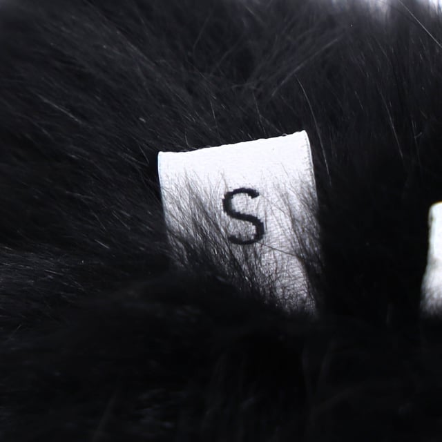 Empfohlener Verkaufspreis
Die Kenzo Pelzgefütterten Handschuhe aus schwarzem Leder vereinen luxuriöse Wärme mit hochwertigem Stil. Das weiche Pelzfutter sorgt in den kälteren Monaten für zusätzlichen Komfort. Gefertigt aus hochwertigem schwarzem Leder, bieten diese Handschuhe sowohl Strapazierfähigkeit als auch einen eleganten, eleganten Look. Kombinieren Sie sie mit einem maßgeschneiderten Mantel und Schal für ein elegantes Winteroutfit oder werten Sie ein lässiges Ensemble mit ihrem edlen Touch auf. Die zeitlose schwarze Farbe macht diese Handschuhe zu einem vielseitigen Accessoire, das jede Wintergarderobe perfekt ergänzt.

Kenzo Pelzgefütterte Handschuhe aus schwarzem Leder

Zustand: Ausgezeichnet
Gebrauchsspuren: Unbenutzt oder einmal getragen, aber wie neu. Keine Gebrauchsspuren.
Verpackung: Keine
Farbe: Schwarz
Material: Leder | Leder
Größe: Einheitsgröße
Maße: Breite: 180; Länge: 300
Artikelnummer: TONPUDEAC463909W