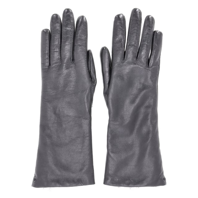 Empfohlener Verkaufspreis
Die Kenzo Pelzgefütterten Handschuhe aus schwarzem Leder vereinen luxuriöse Wärme mit hochwertigem Stil. Das weiche Pelzfutter sorgt in den kälteren Monaten für zusätzlichen Komfort. Gefertigt aus hochwertigem schwarzem Leder, bieten diese Handschuhe sowohl Strapazierfähigkeit als auch einen eleganten, eleganten Look. Kombinieren Sie sie mit einem maßgeschneiderten Mantel und Schal für ein elegantes Winteroutfit oder werten Sie ein lässiges Ensemble mit ihrem edlen Touch auf. Die zeitlose schwarze Farbe macht diese Handschuhe zu einem vielseitigen Accessoire, das jede Wintergarderobe perfekt ergänzt.

Kenzo Pelzgefütterte Handschuhe aus schwarzem Leder

Zustand: Ausgezeichnet
Gebrauchsspuren: Unbenutzt oder einmal getragen, aber wie neu. Keine Gebrauchsspuren.
Verpackung: Keine
Farbe: Schwarz
Material: Leder | Leder
Größe: Einheitsgröße
Maße: Breite: 180; Länge: 300
Artikelnummer: TONPUDEAC463909W