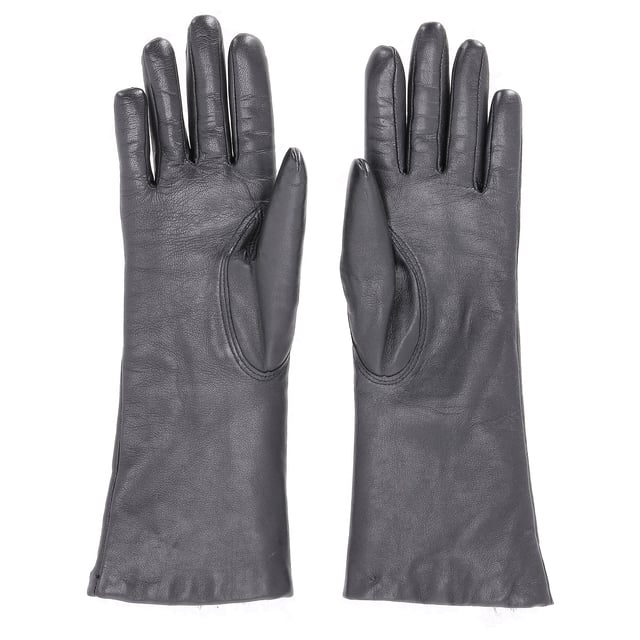 Empfohlener Verkaufspreis
Die Kenzo Pelzgefütterten Handschuhe aus schwarzem Leder vereinen luxuriöse Wärme mit hochwertigem Stil. Das weiche Pelzfutter sorgt in den kälteren Monaten für zusätzlichen Komfort. Gefertigt aus hochwertigem schwarzem Leder, bieten diese Handschuhe sowohl Strapazierfähigkeit als auch einen eleganten, eleganten Look. Kombinieren Sie sie mit einem maßgeschneiderten Mantel und Schal für ein elegantes Winteroutfit oder werten Sie ein lässiges Ensemble mit ihrem edlen Touch auf. Die zeitlose schwarze Farbe macht diese Handschuhe zu einem vielseitigen Accessoire, das jede Wintergarderobe perfekt ergänzt.

Kenzo Pelzgefütterte Handschuhe aus schwarzem Leder

Zustand: Ausgezeichnet
Gebrauchsspuren: Unbenutzt oder einmal getragen, aber wie neu. Keine Gebrauchsspuren.
Verpackung: Keine
Farbe: Schwarz
Material: Leder | Leder
Größe: Einheitsgröße
Maße: Breite: 180; Länge: 300
Artikelnummer: TONPUDEAC463909W
