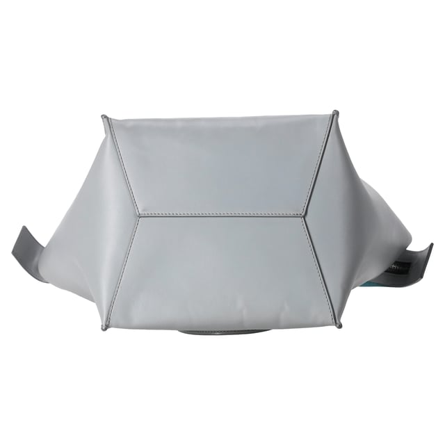 VINTAGE, RRP AS NEW
Add a touch of refined sophistication to your accessories collection with the Sophie Hulme Albion Shoulder Bag in luxurious grey leather. Known for its timeless design and impeccable craftsmanship, this bag features a structured silhouette that exudes both elegance and versatility. The soft grey leather is complemented by gold-tone hardware, creating a perfect balance of understated luxury. With its spacious interior and adjustable shoulder strap, the Albion bag offers both practicality and style, making it ideal for everyday use or special occasions. Whether paired with casual or formal outfits, this bag elevates any look with a sleek and modern finish.

 Sophie Hulme Albion Shoulder Bag in Grey Leather

Condition: Excellent
Signs of wear: No retail tag, No visible sign of wear., 
Packaging: None
Color: Grey
Material: Leather | leather
Size: One Size | One Size
Measurements: Width: 200; Height: 230; Length: 400; Handle drop: 330; Strap length: 620
SKU: TONPUDEBA451857W