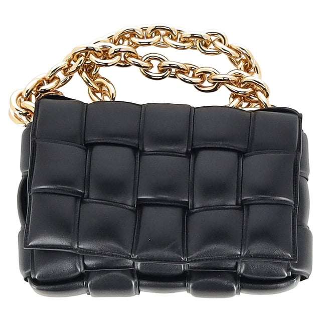 VINTAGE, RRP AS NEW
The Bottega Veneta Chain Cassette Bag in black leather is a masterclass in bold sophistication. Showcasing the house’s signature maxi Intrecciato weave, this standout piece is crafted from plush padded leather and features a chunky gold-finish chain strap that doubles as jewelry. The interior is lined with bonded lambskin and includes a single zipped pocket for essentials, while a metal closure ensures a seamless finish. Equal parts iconic and innovative.


Bottega Veneta Chain Cassette Bag in Black Leather
Condition: Excellent
Signs of wear: No retail tag, No visible sign of wear., 
Packaging: Dust bag
Color: black
Material: Leather | leather
Size: One Size | One Size
Measurements: Width: 80; Height: 180; Length: 250
SKU: NAPPUGBBA494828W