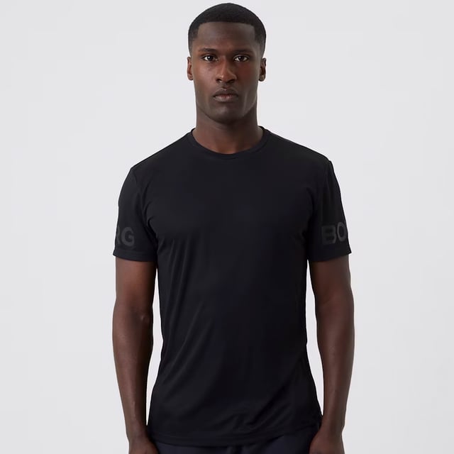 Borg Light T-shirt - Sustainable Performance Wear: Elevate your active wardrobe with the Björn Borg Borg Light T-shirt, designed for those who demand both style and sustainability. Crafted from 100% recycled polyester, this performance tee offers a regular fit and features a longer length, making it ideal for high-intensity workouts, especially those involving overhead movements. The T-shirt is quick-drying and includes iconic Borg branding on the sleeves, combining function and fashion effortlessly. Perfect for year-round use, this versatile T-shirt is available in a range of seasonal colors. Extra Product Details:. 100% Recycled Polyester Regular Fit with Longer length Quick-Drying Fabric Borg Print on Arms Round Neckline Machine Washable Ideal for All Seasons. This T-shirt is an essential addition to any fitness enthusiast's wardrobe, delivering performance while contributing to a more sustainable planet.