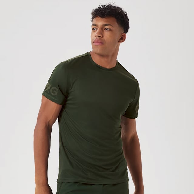 Borg Light T-shirt - Sustainable Performance Wear: Elevate your active wardrobe with the Björn Borg Borg Light T-shirt, designed for those who demand both style and sustainability. Crafted from 100% recycled polyester, this performance tee offers a regular fit and features a longer length, making it ideal for high-intensity workouts, especially those involving overhead movements. The T-shirt is quick-drying and includes iconic Borg branding on the sleeves, combining function and fashion effortlessly. Perfect for year-round use, this versatile T-shirt is available in a range of seasonal colors. Extra Product Details:. 100% Recycled Polyester Regular Fit with Longer length Quick-Drying Fabric Borg Print on Arms Round Neckline Machine Washable Ideal for All Seasons. This T-shirt is an essential addition to any fitness enthusiast's wardrobe, delivering performance while contributing to a more sustainable planet.